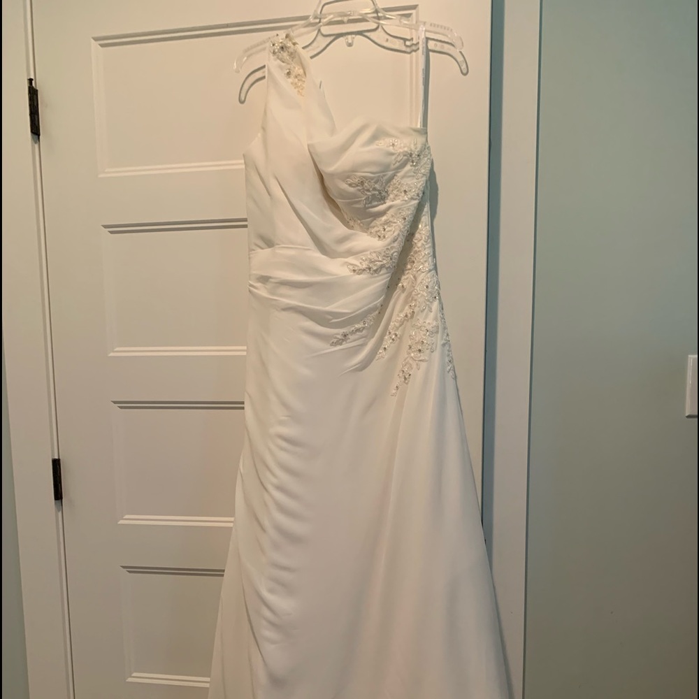 Beautiful wedding dress. 16